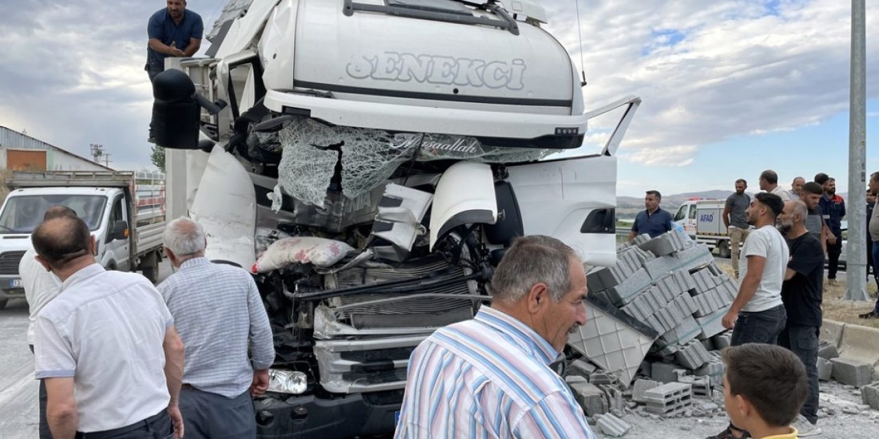 Bitlis'te iki tırın çarpıştığı kazada bir kişi yaralandı