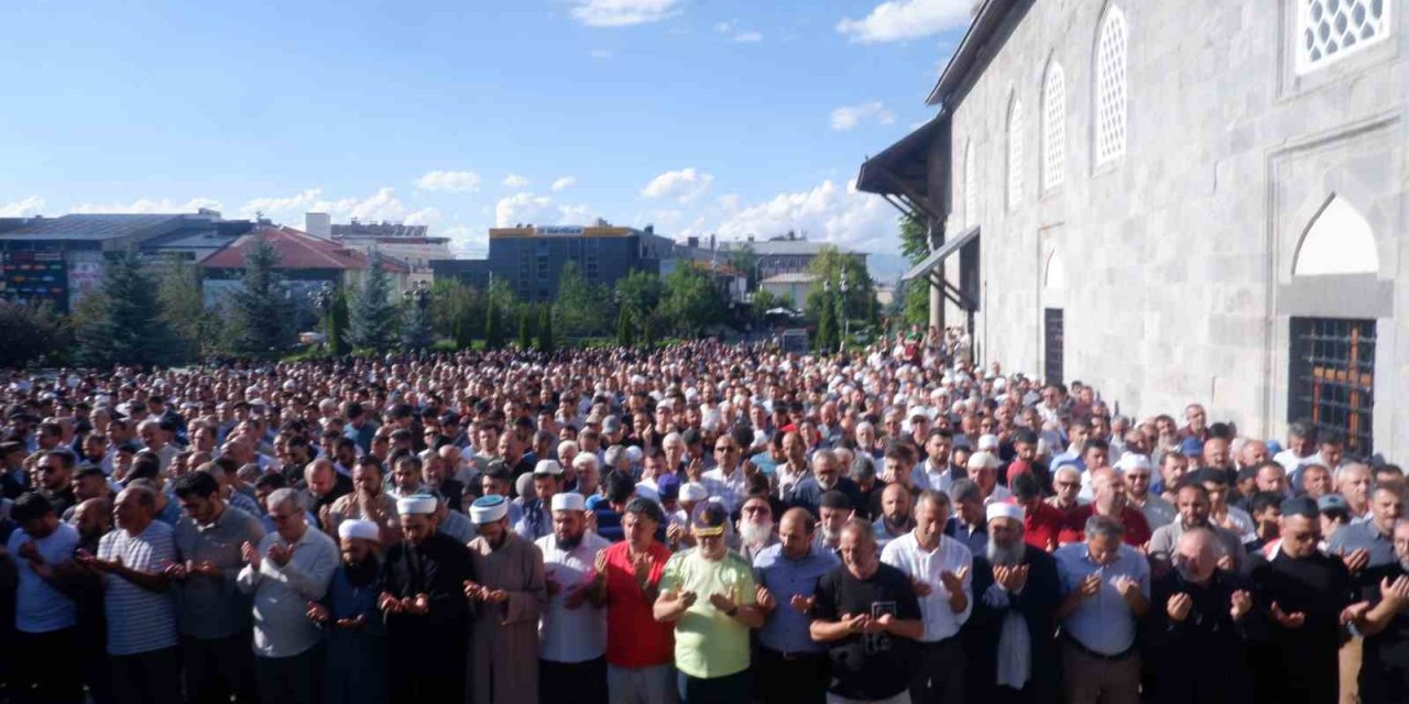 Haniye için Erzurum’da gıyabi cenaze namazı kılındı