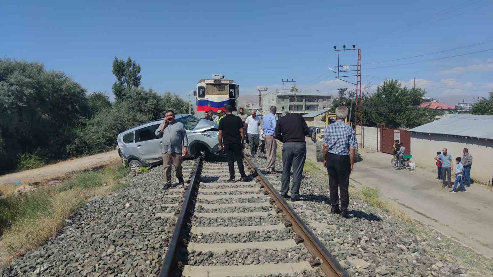 Van’da tren otomobile çarptı