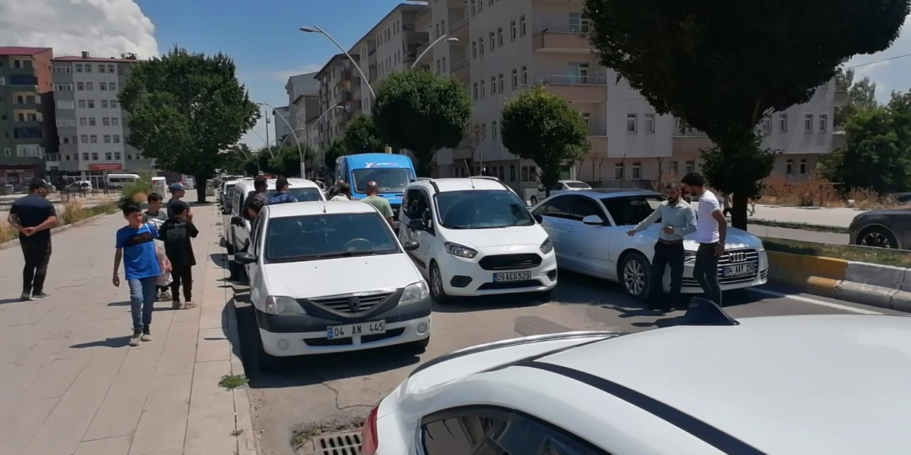 Ağrı’da kaza yapan araçlar trafiği kilitledi