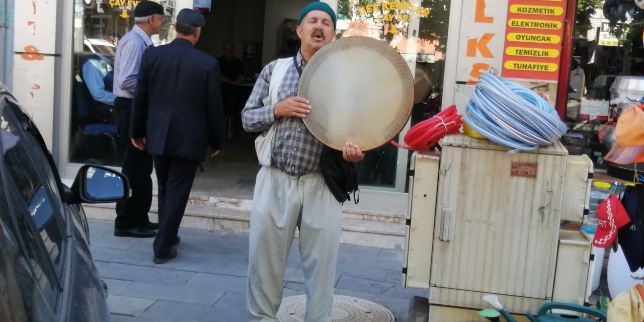 Ağrı Sokaklarında Tef Çalan Adam İlgi Odağı Oldu