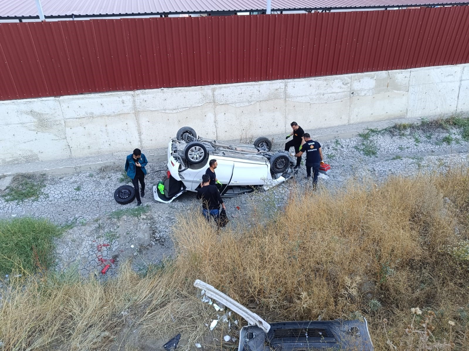 Van'da otomobil takla attı