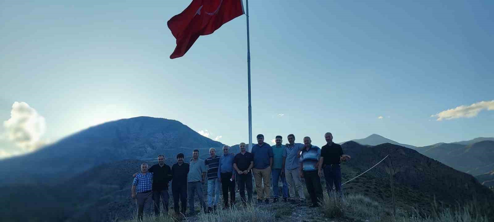 Erzurum'da şehit öğretmenler anısına bayrak dikildi