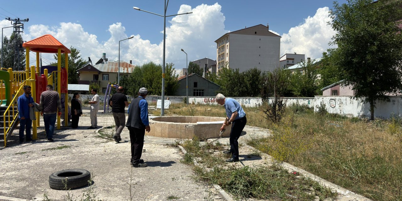 Eleşkirt’te parklar onarılıyor