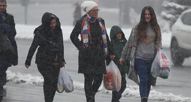 Kayseri'de kar  yağışı etkili oluyor