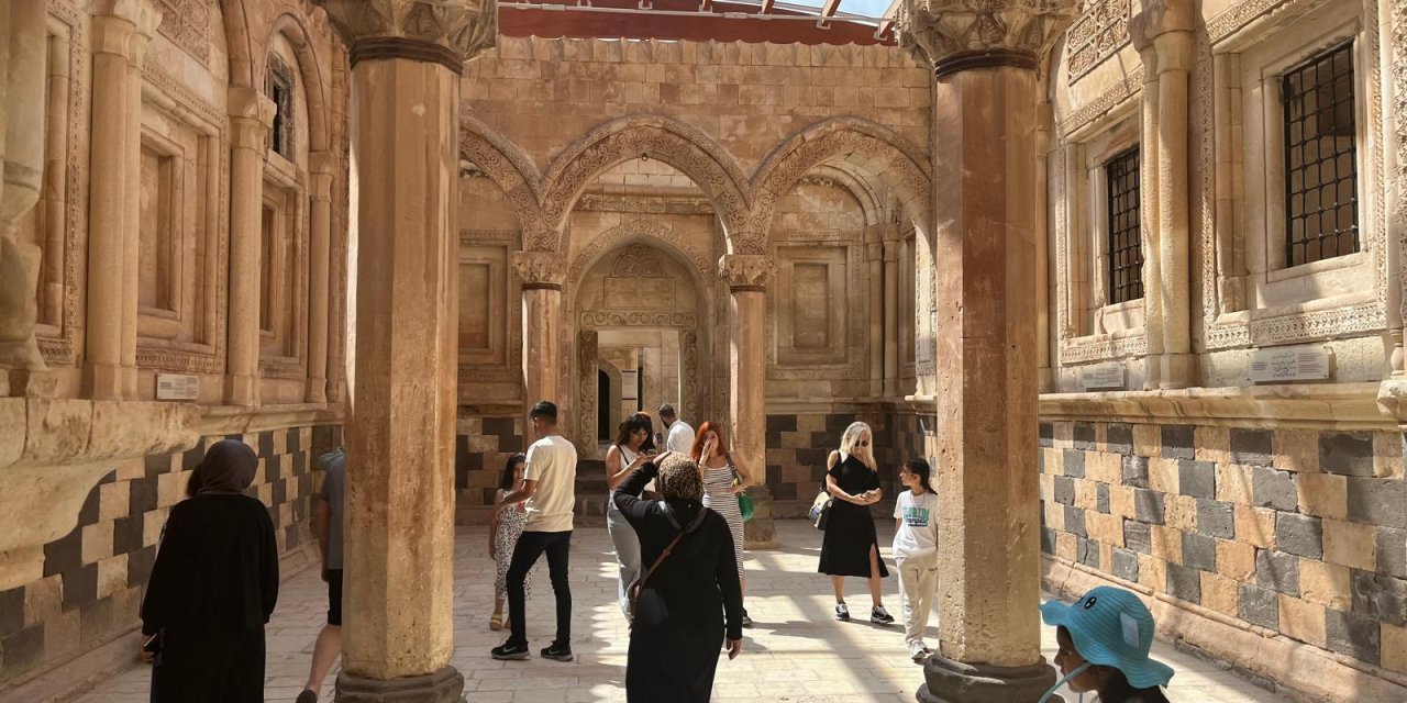 İshak Paşa’da yaz yoğunluğu