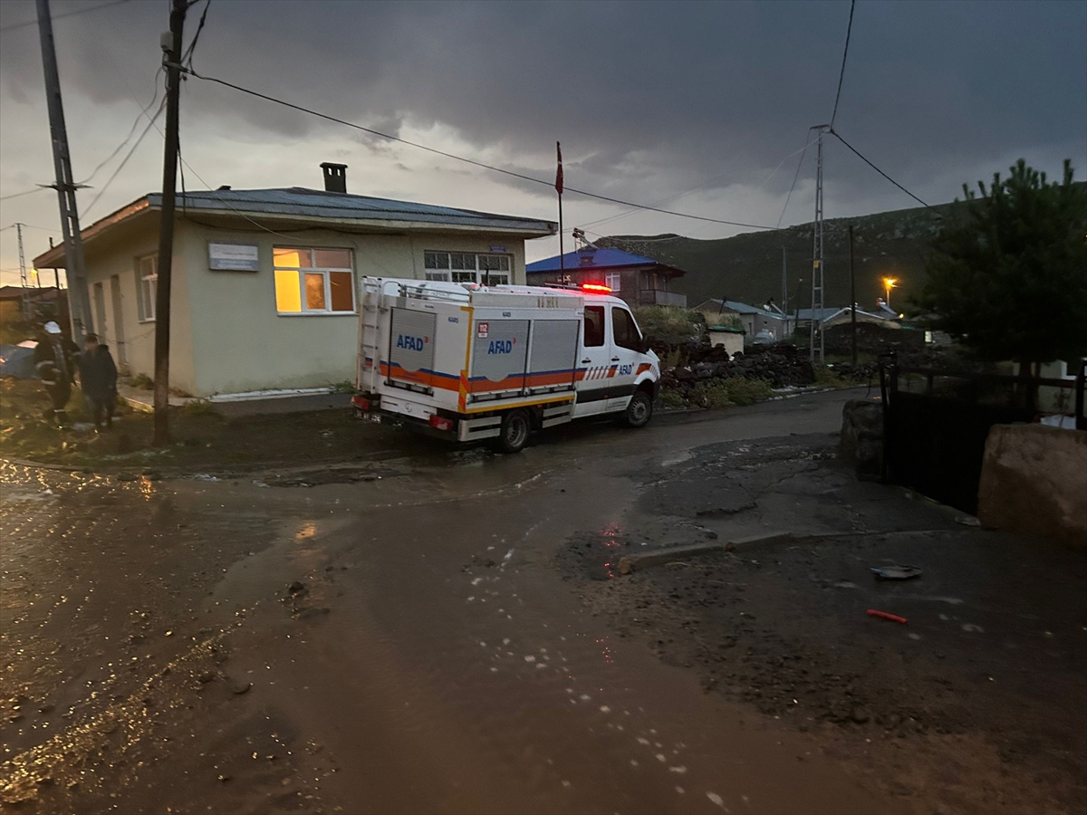 Kars'ı yine sel vurdu