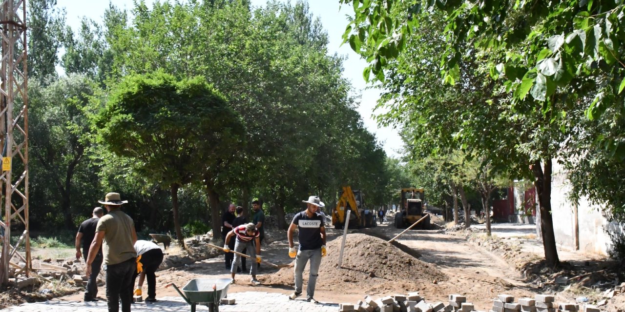 Patnos’ta caddelere asfalt mahallelere parke taşı döşeniyor