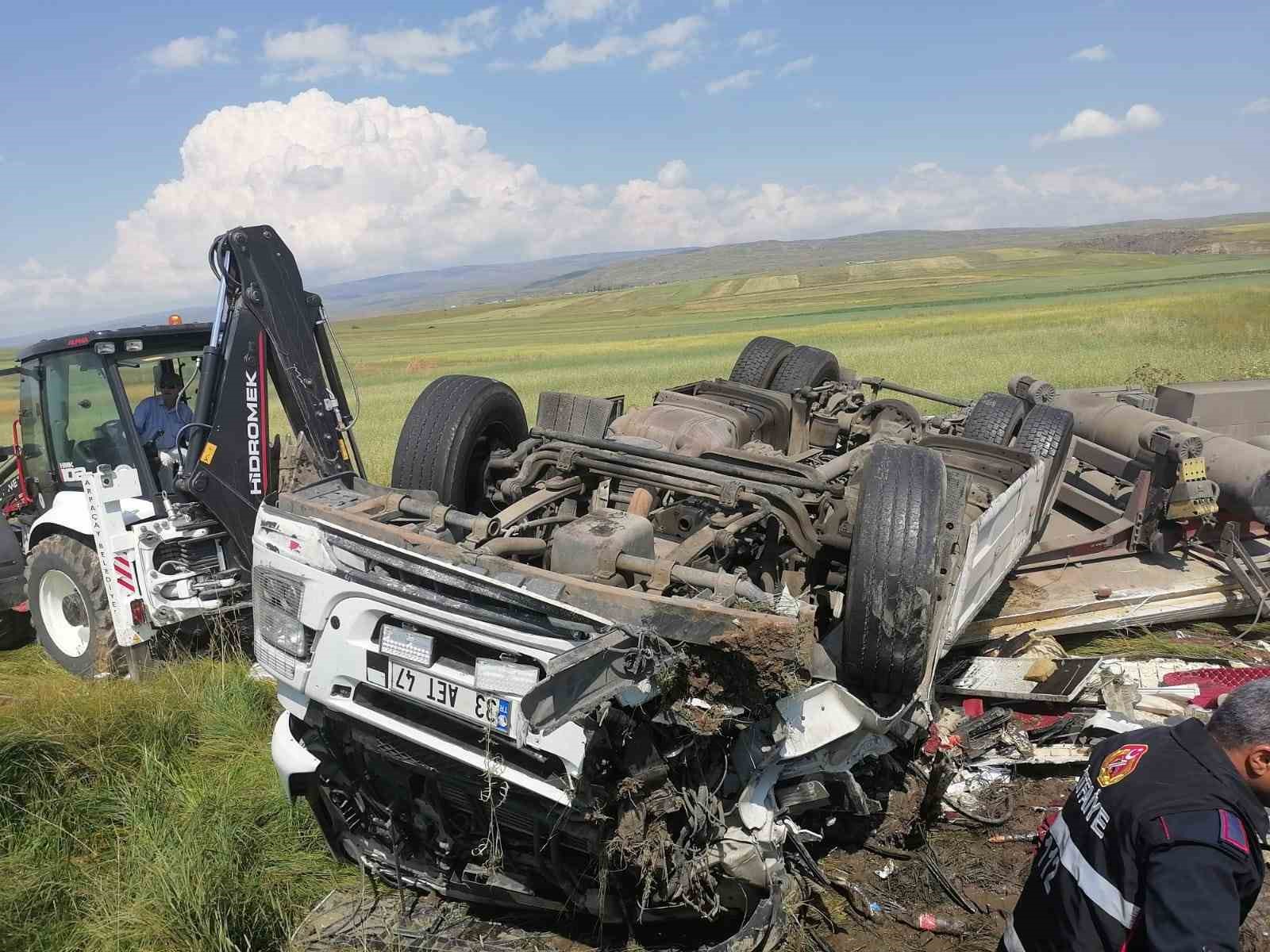 Kars’ta tır şarampole uçtu: Sürücü içinde sıkıştı