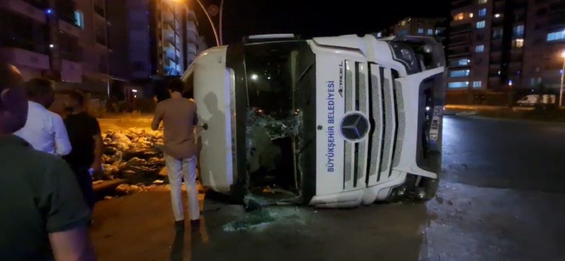 Diyarbakır’da çöp kamyonu devrildi