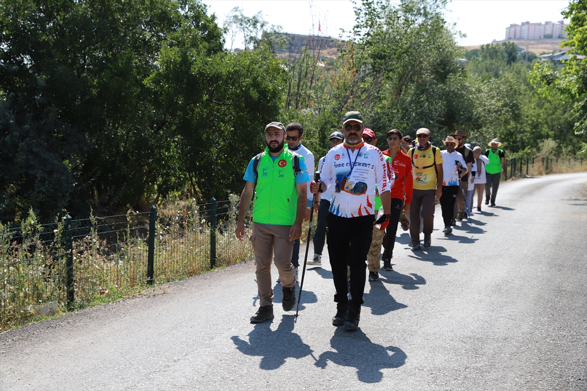 Van'da doğaseverler farkındalık için 51 kilometre yürüdü