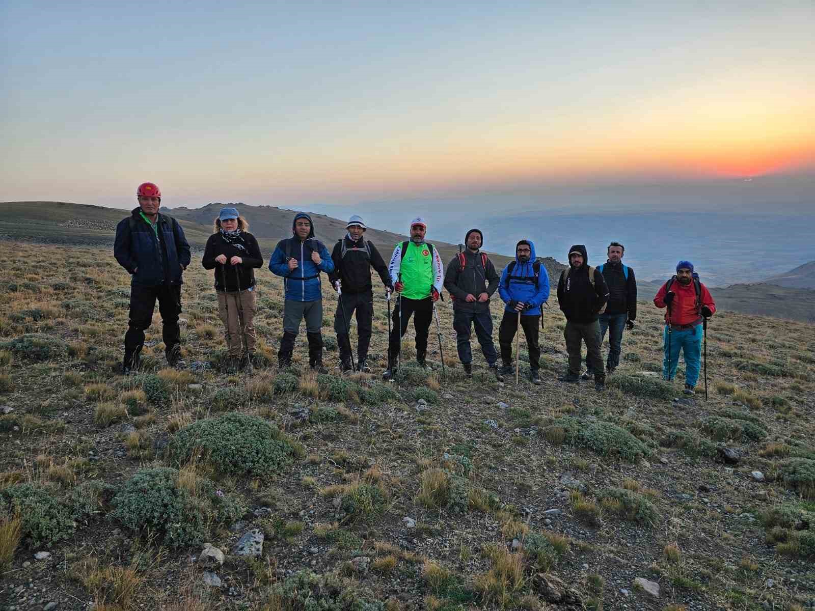 Vangölü Aktivistleri Süphan Dağı’na tırmandı