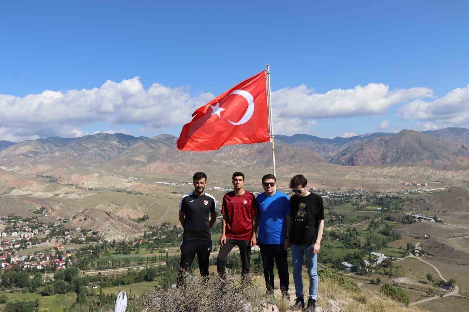 Erzurum'da gençler Lale Dağı’nın bayrağı yeniledi