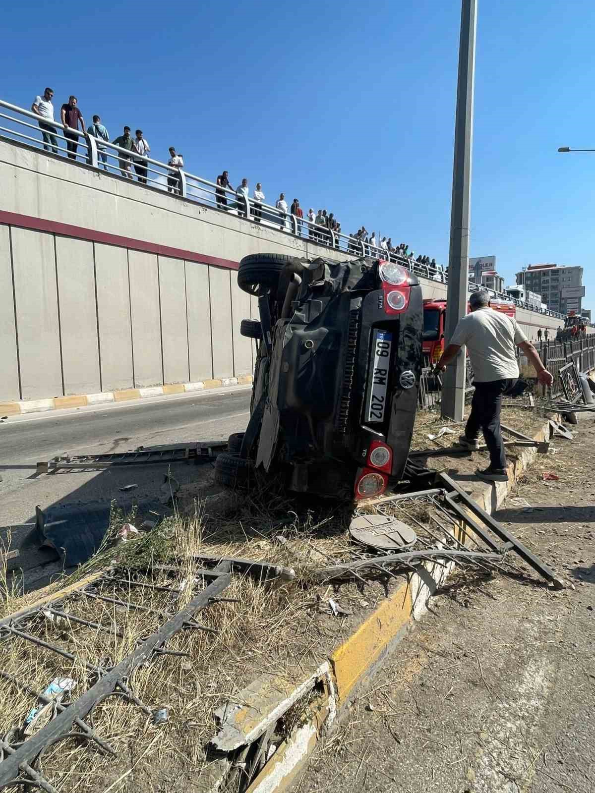 Van’da kontrolden çıkan otomobil takla attı