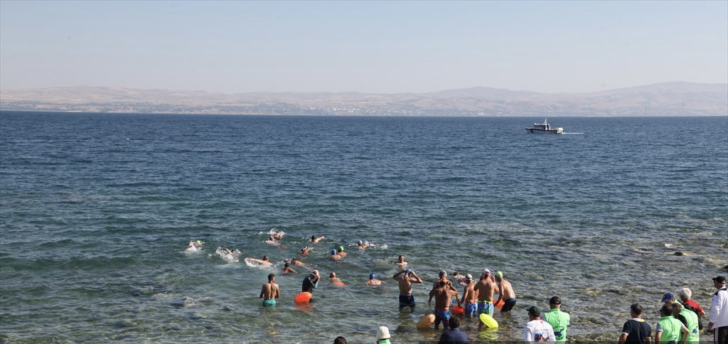 Van Gölü'nde nefes kesen 14 kilometrelik yüzme maratonu