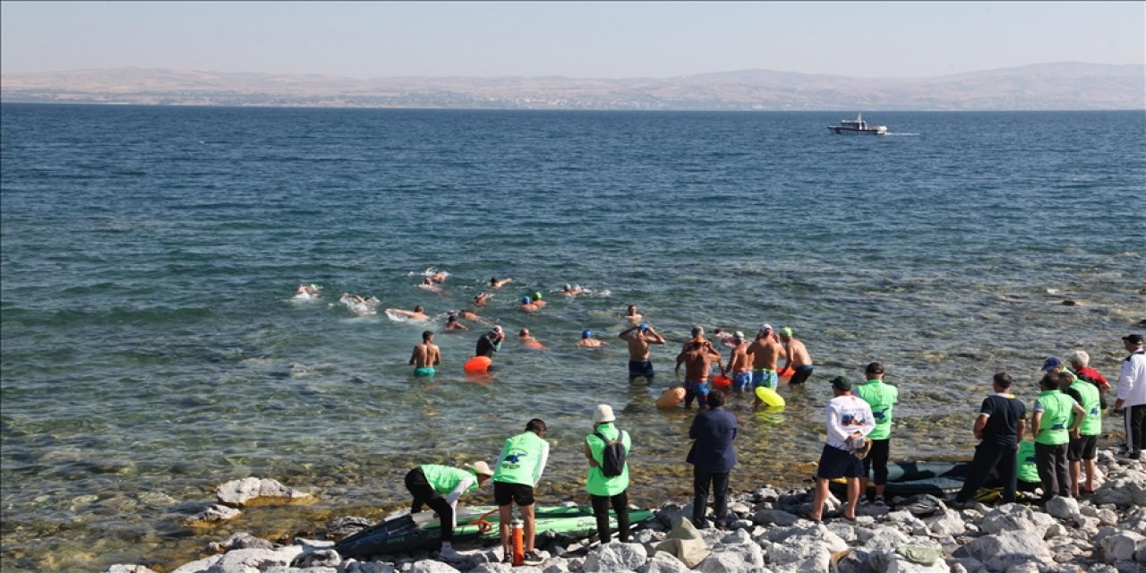 Van Gölü’nde en uzun mesafeli yüzme maratonu düzenlendi