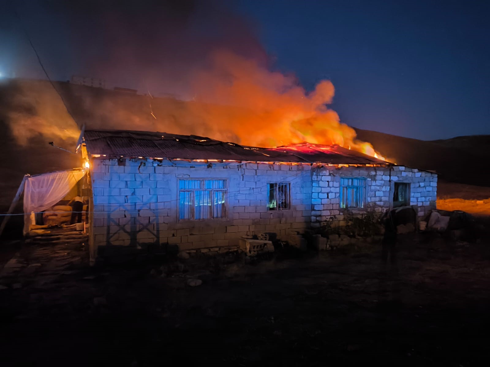 Van’da çatı yangını evi kullanılamaz hale getirdi