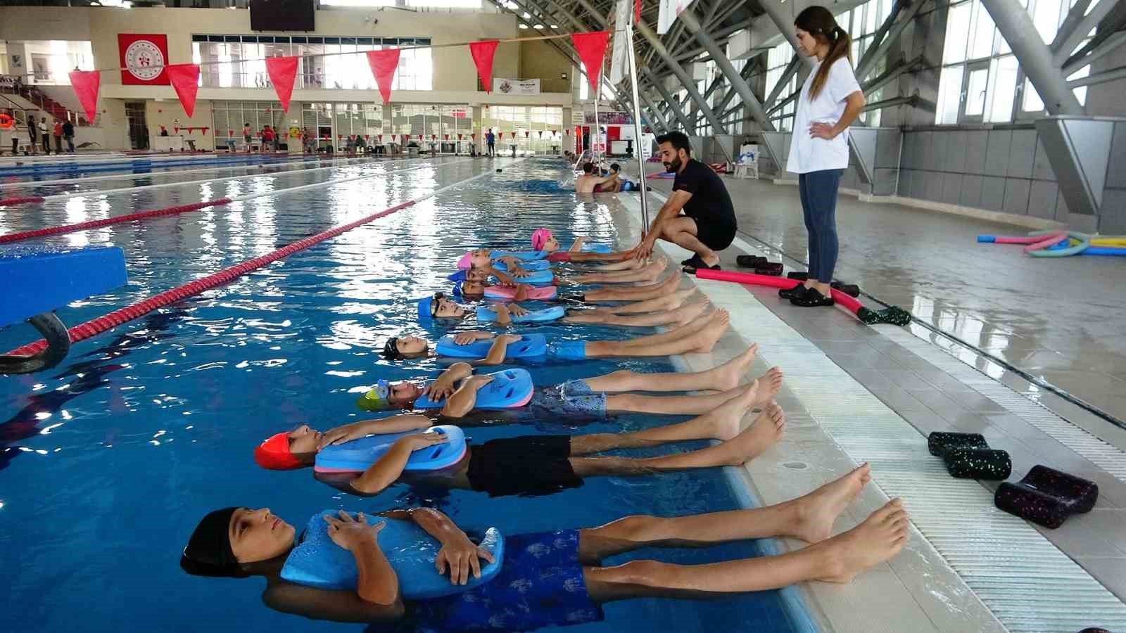 Van’da binlerce kişi yüzme öğrendi