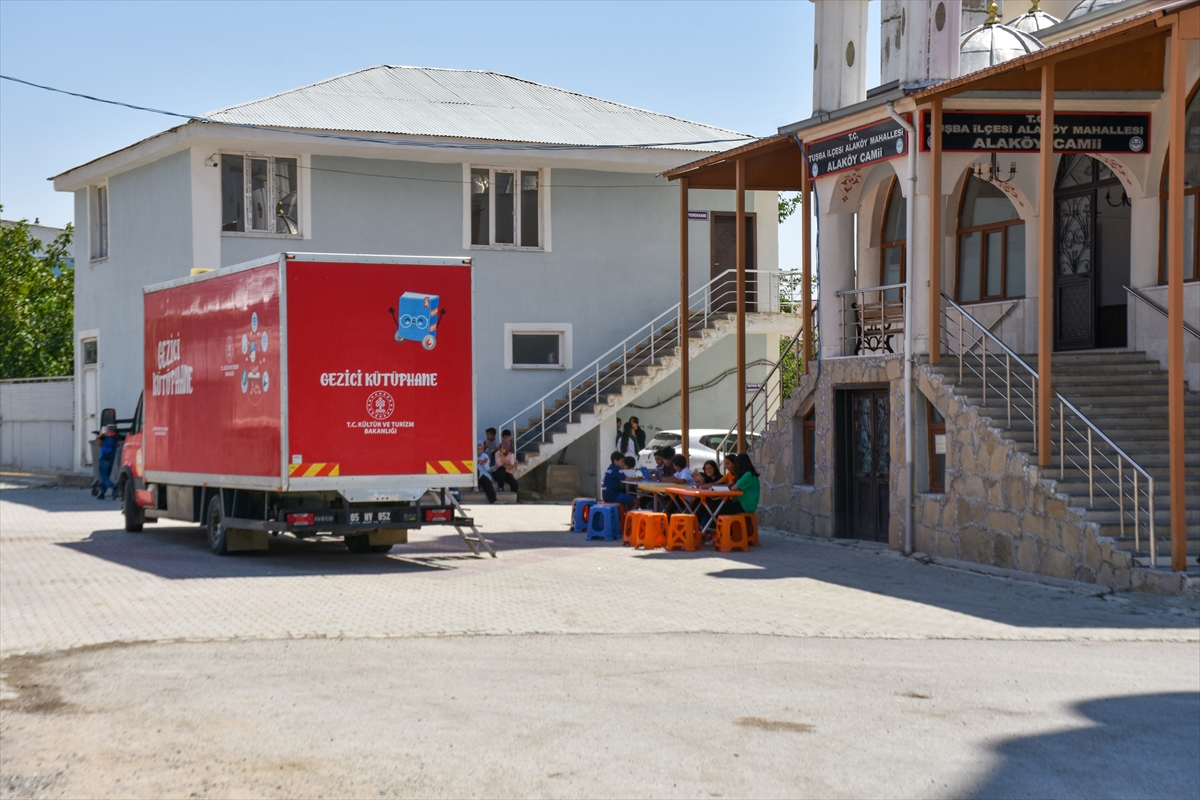 Van'da Gezici Kütüphane sayesinde kırsaldaki çocuklar kitapla buluşuyor