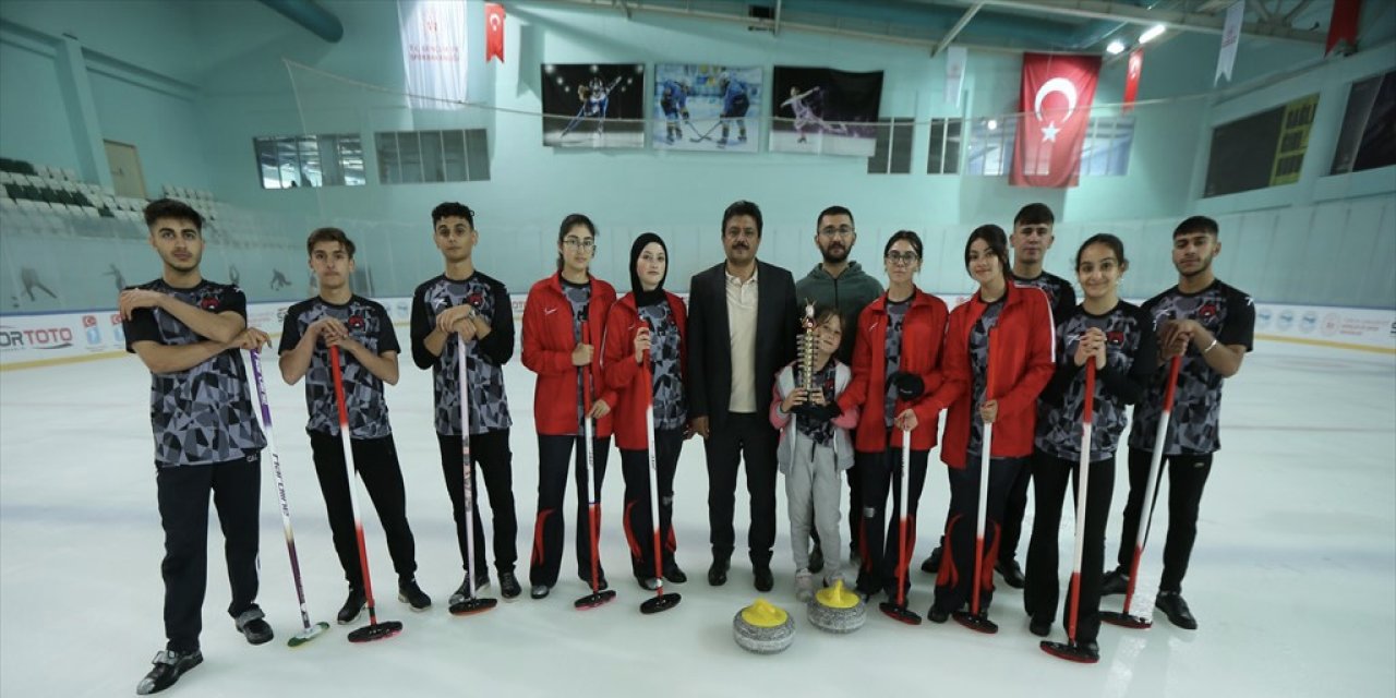 Karslı kızlar, curlingde zirveye yürüyor