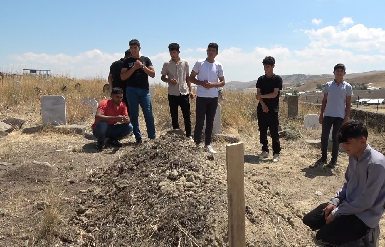 Muş'ta baraj gölünde boğulan 5 kişi yan yana defnedildi