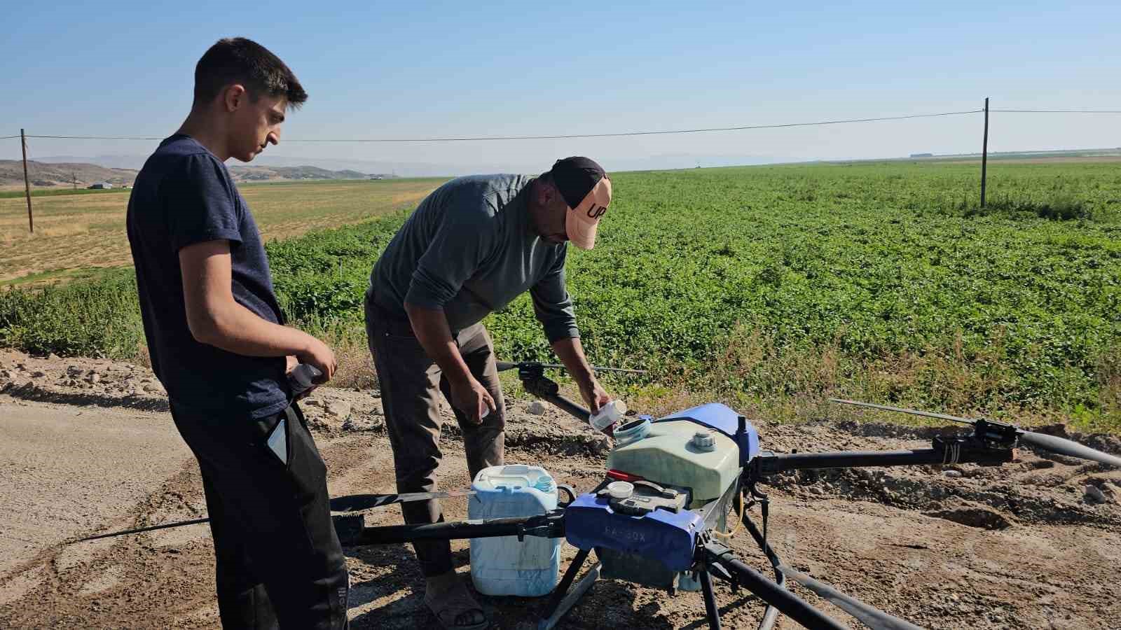 Bitlis'te çiftçiler kurtlanan fasulyelerini dronla ilaçlıyor