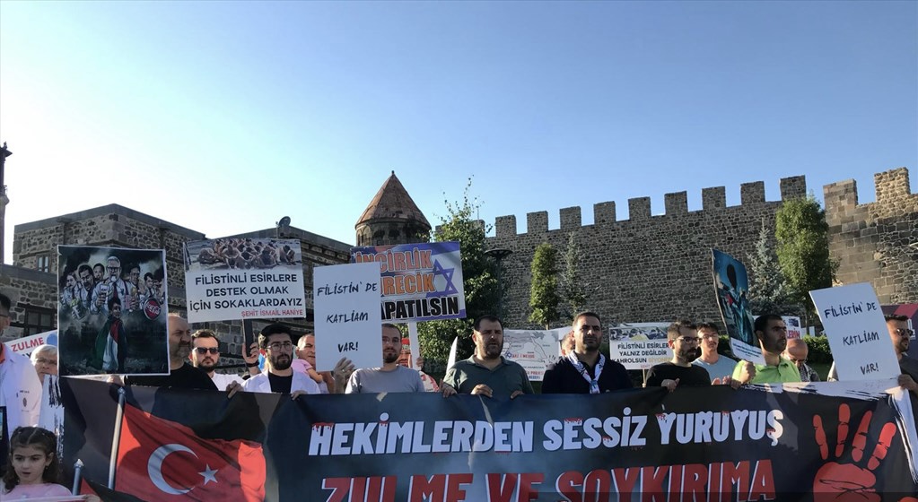 Erzurum'da sağlık çalışanları 39 haftadır Gazze için sessiz yürüyüş yapıyor