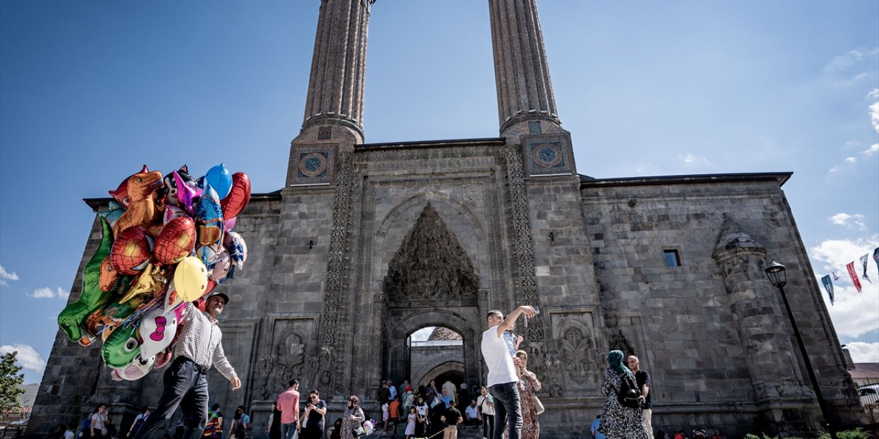 Çifte Minareli Medrese 113 eseri ile misafirlerini ağırlıyor