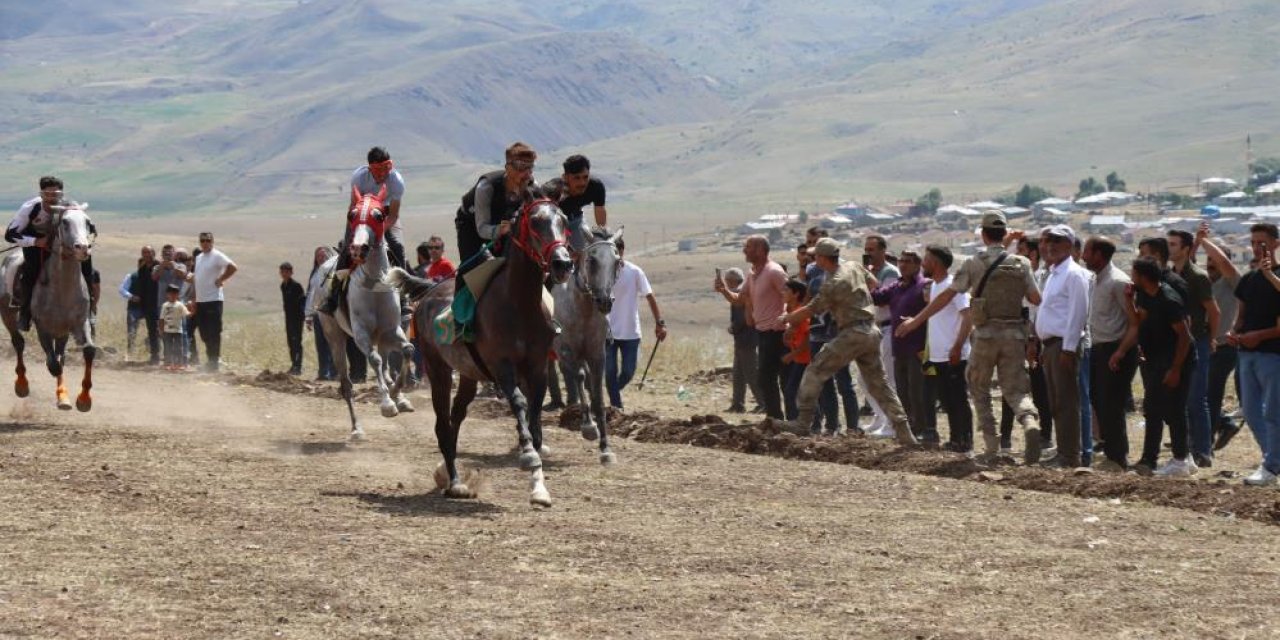 Erzurum'da At Yarışları'nda büyük coşku yaşandı