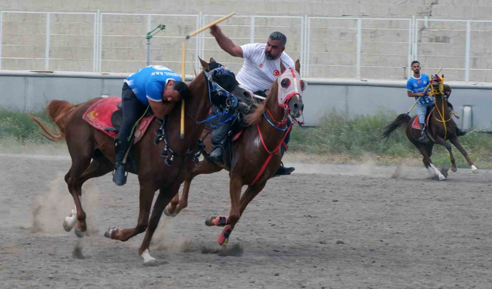 Erzurum’da cirit maçları nefes kesiyor