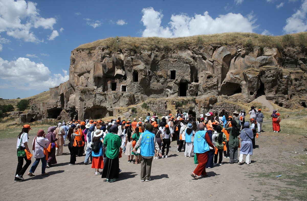 Gençler Bitlis'in tarihi ve doğal güzelliklerini keşfediyor