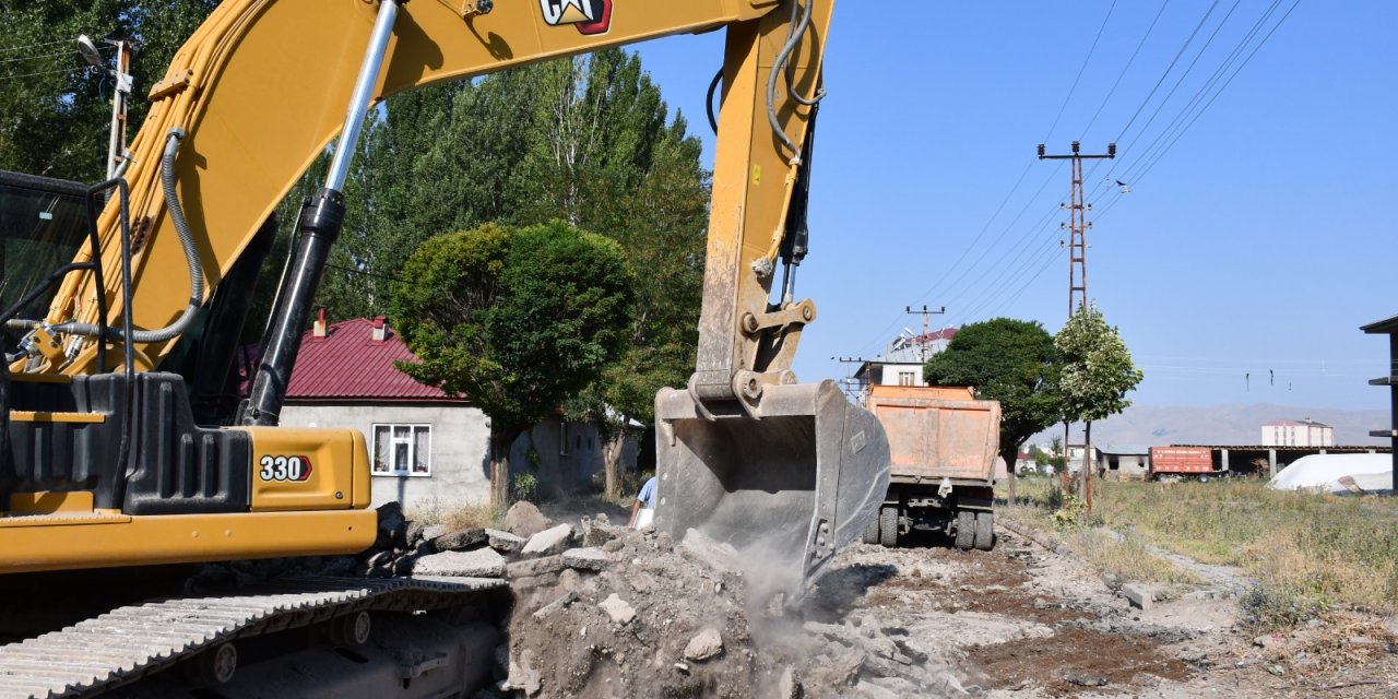 Patnos Belediyesi Asfalt Yenileme Çalışmalarına Devam Ediyor