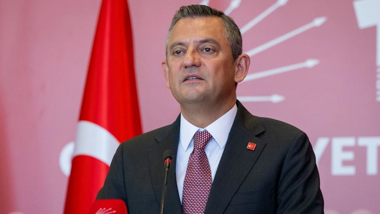 CHP lideri Özgür Özel’in ayağı kırıldı