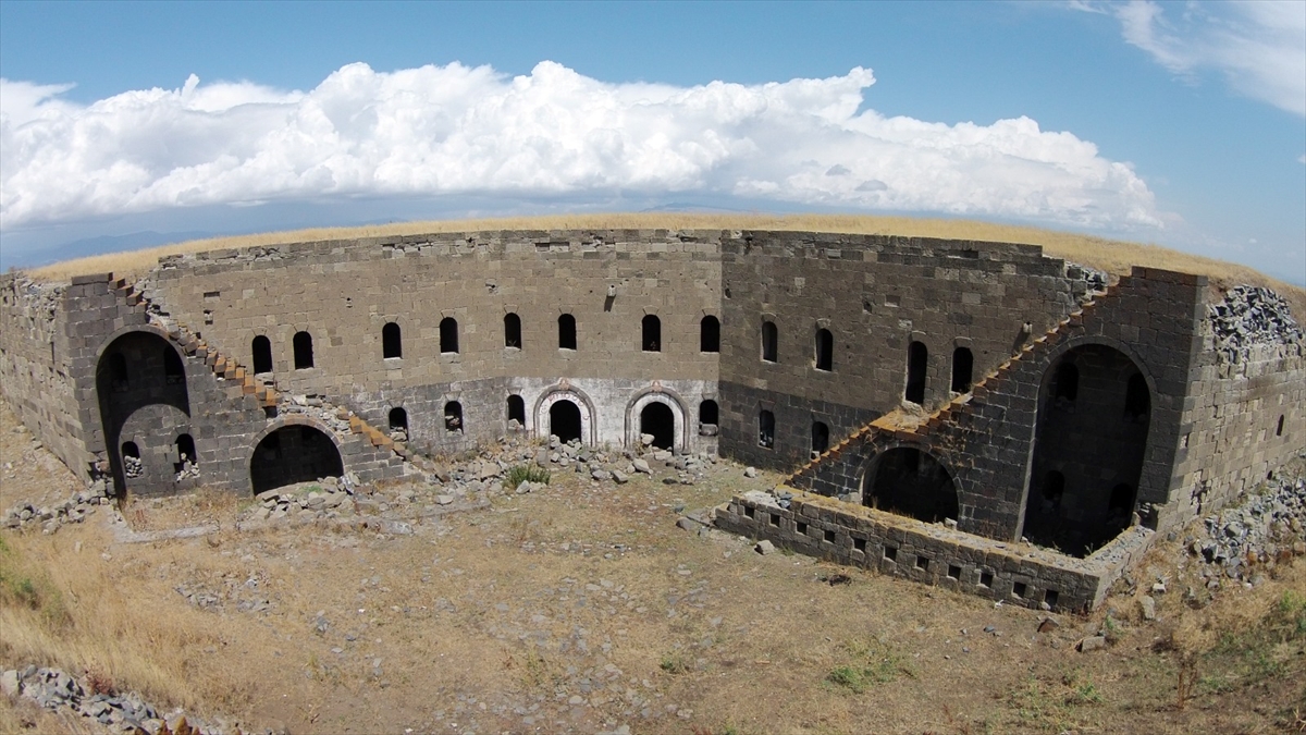 Erzurum'un asırlık "Ağzıaçık Tabyası" ihtişamını koruyor