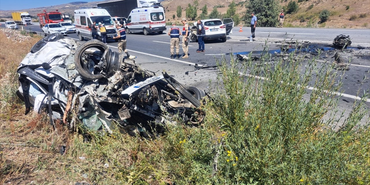 Ağrı'dan yola çıkan araç kaza yaptı: 3 kişi öldü, 4 kişi yaralandı