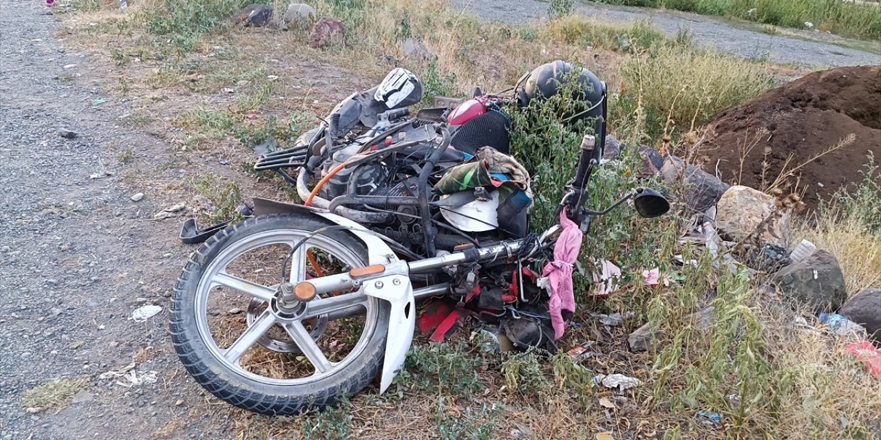 Kars’ta motosikletle kamyonet çarpıştı, 1 kişi ağır yaralandı