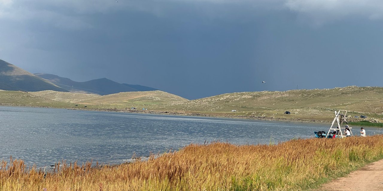 Meteoroloji Uyardı, Ağrılılar Çözümü Balık Gölü’nde Buldu