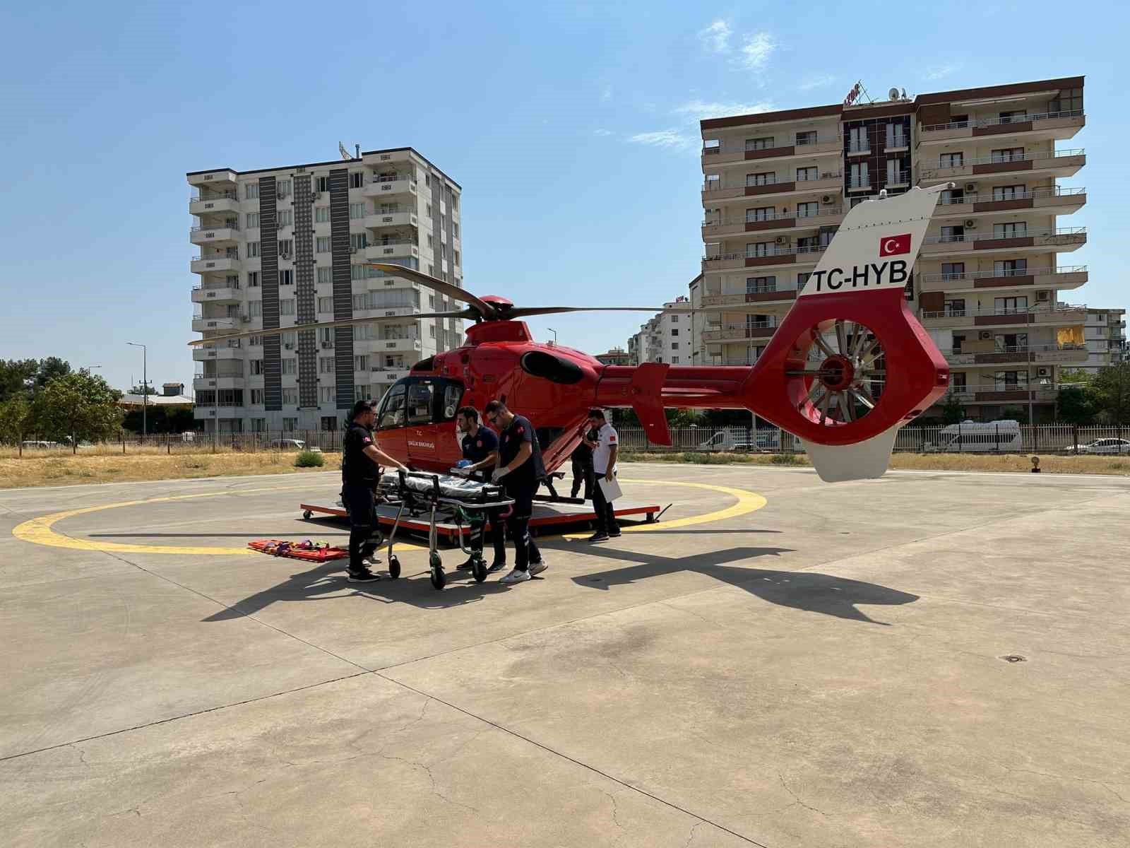 Diyarbakır’da kazada yaralanan kadın, ambulans helikopterle hastaneye kaldırıldı