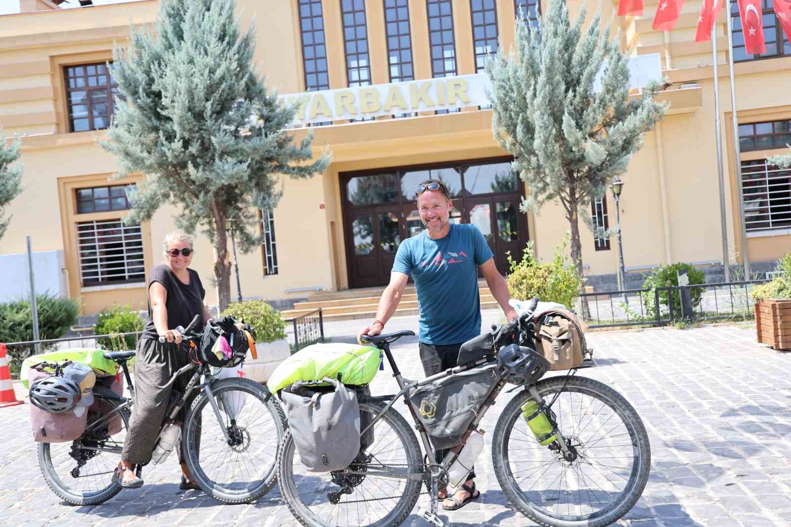 Bisikletle dünyayı gezen Danimarkalı çiftin durağı Diyarbakır oldu