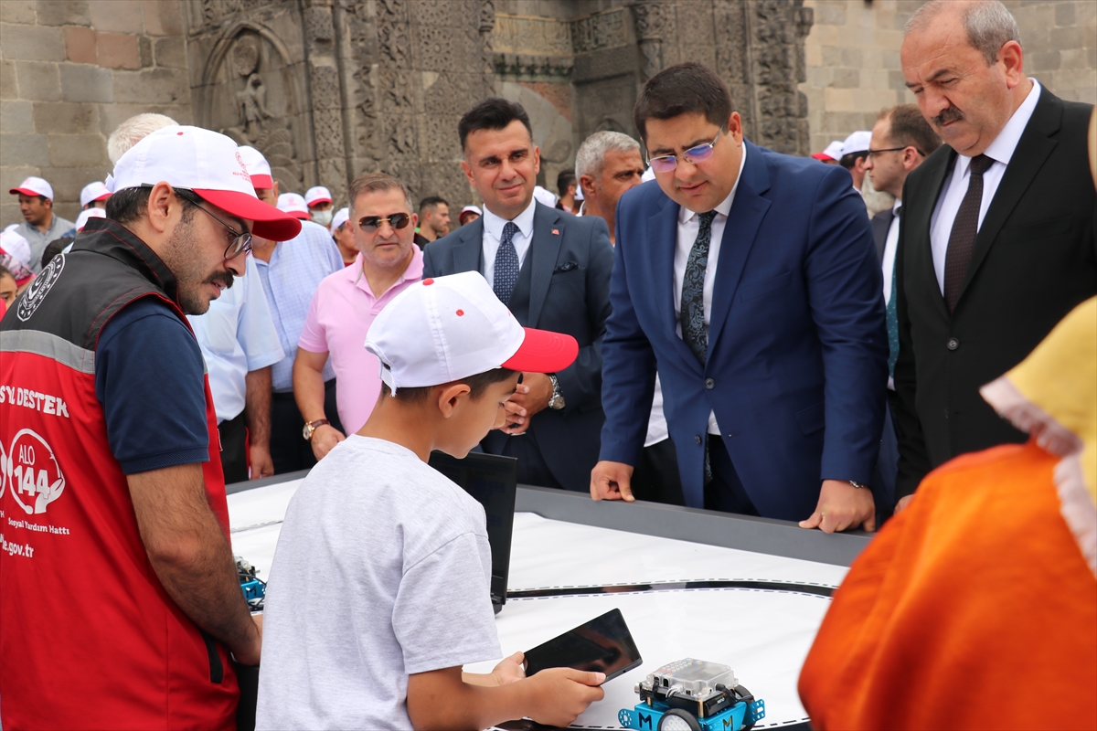 Erzurum'da devlet korumasındaki çocukların sergisine yoğun ilgi