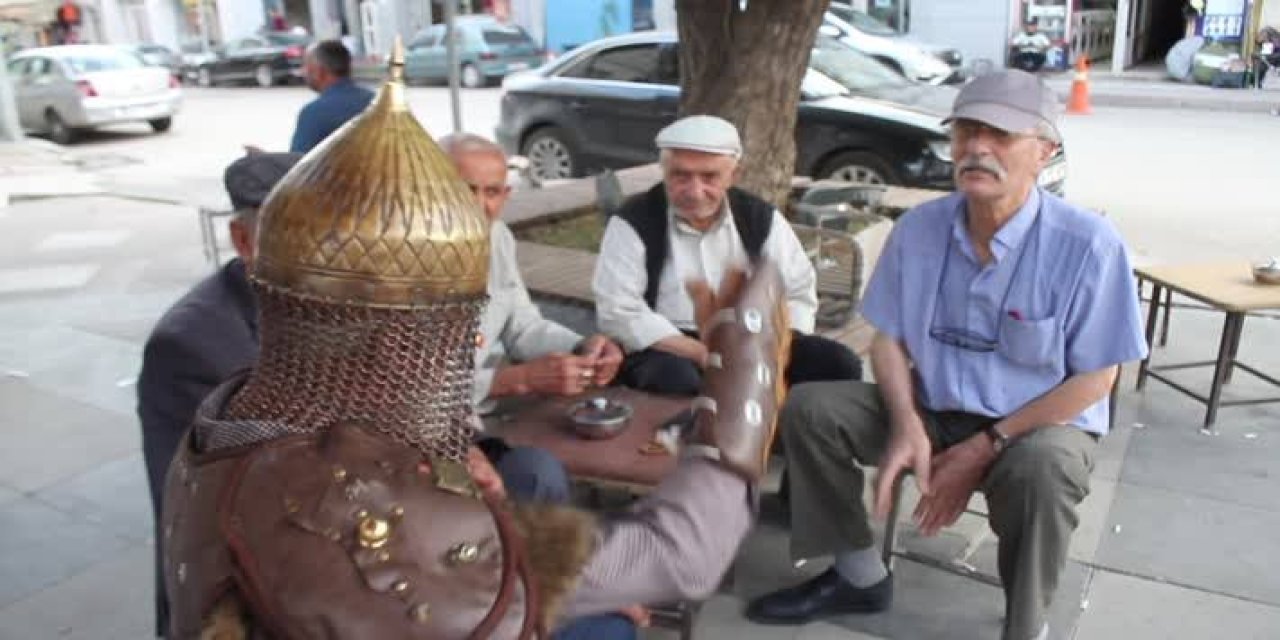 Temsili savaş kıyafeti giyen 70 yaşındaki Keskin, Malazgirt ruhunu yaşatıyor