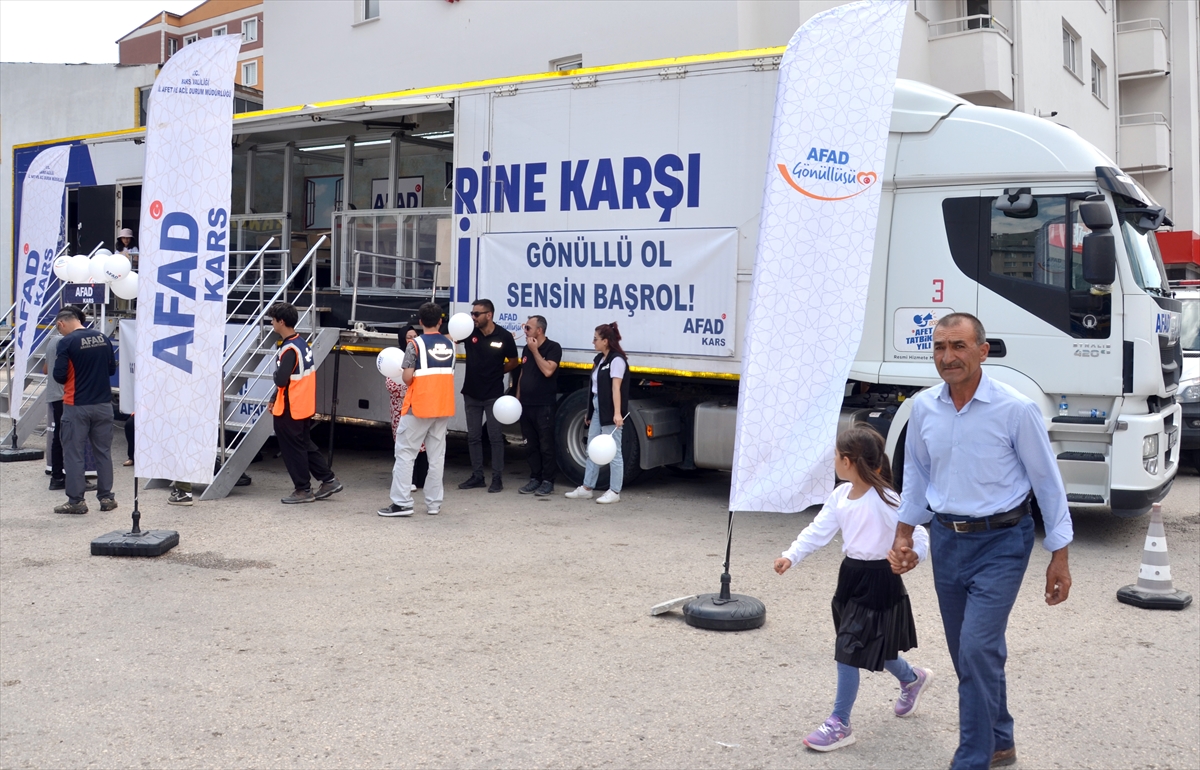 Kars'ta simülasyon tırında deprem eğitimi