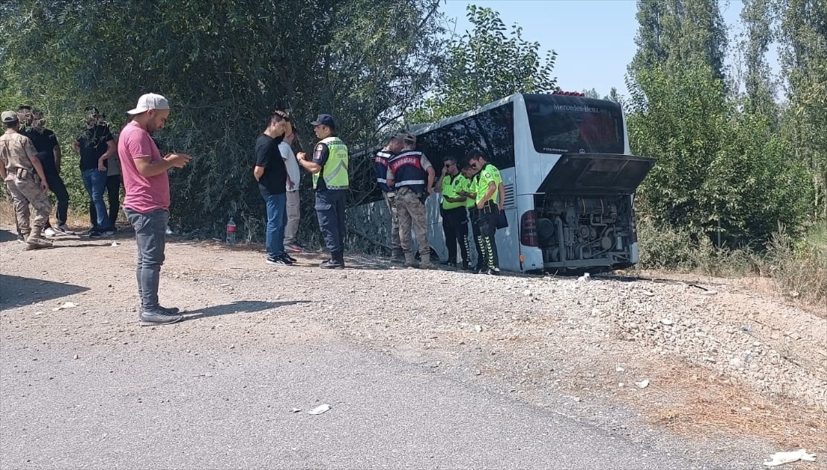 Iğdır'da yolcu otobüsü ağaca çarptı: 2'si ağır 13 yaralı