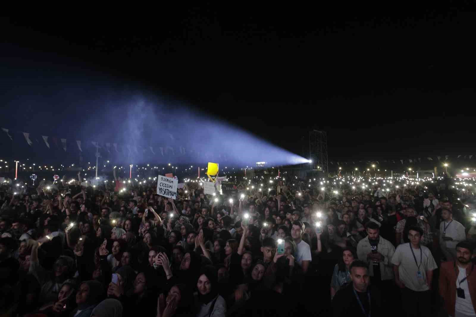 Dedublüman, Erzurum'u coşturdu