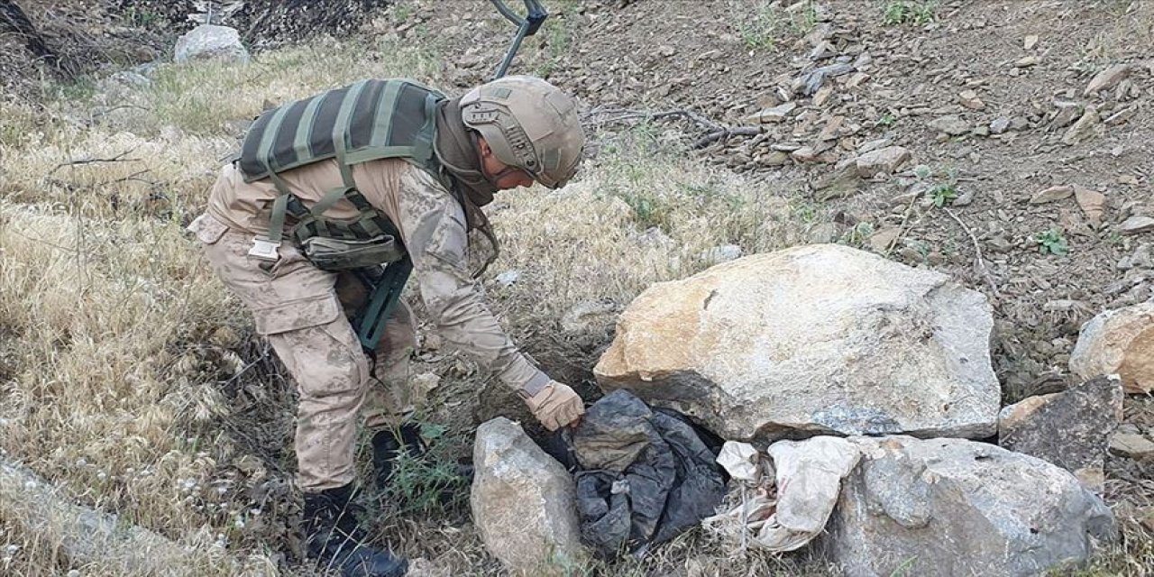 Hakkari kırsalında mühimmat ve patlayıcı düzenekleri ele geçirildi