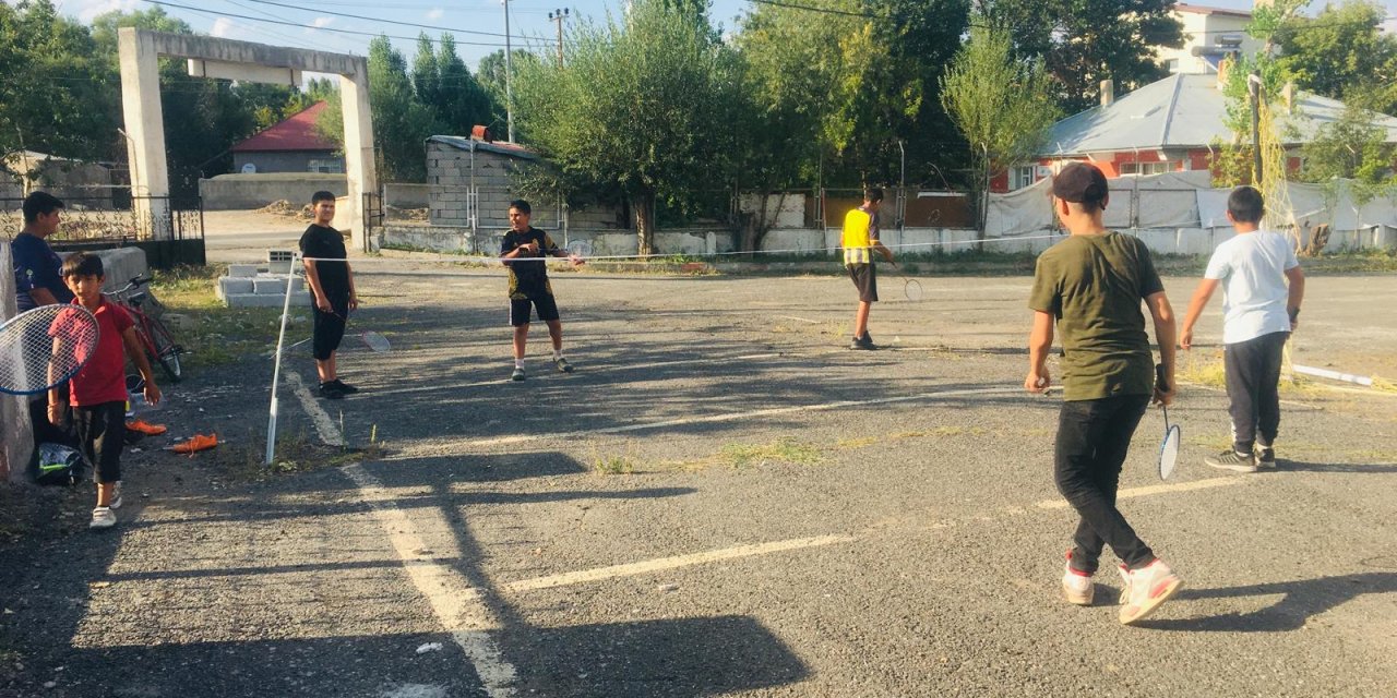 Hamur'da Badminton Heyecanı