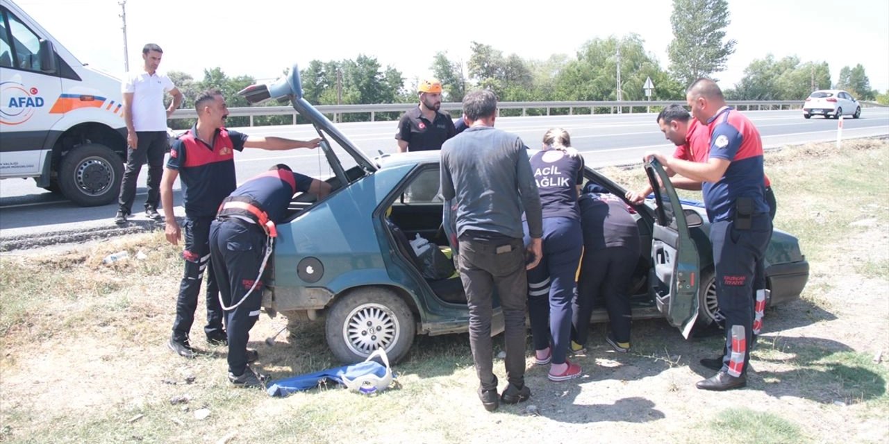 Otomobil yoldan çıktı, 2'si çocuk 4 kişi yaralandı