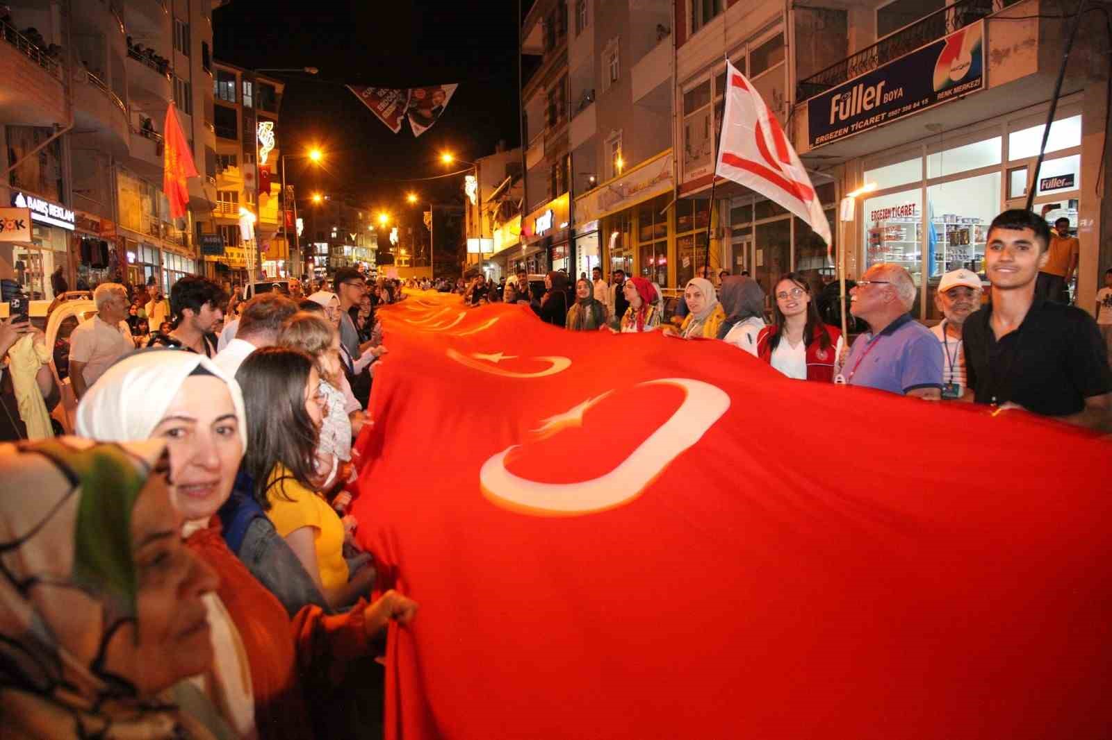 Bitlis'te Türk bayrağı ve meşalelerle “fener alayı” yürüyüşü yapıldı