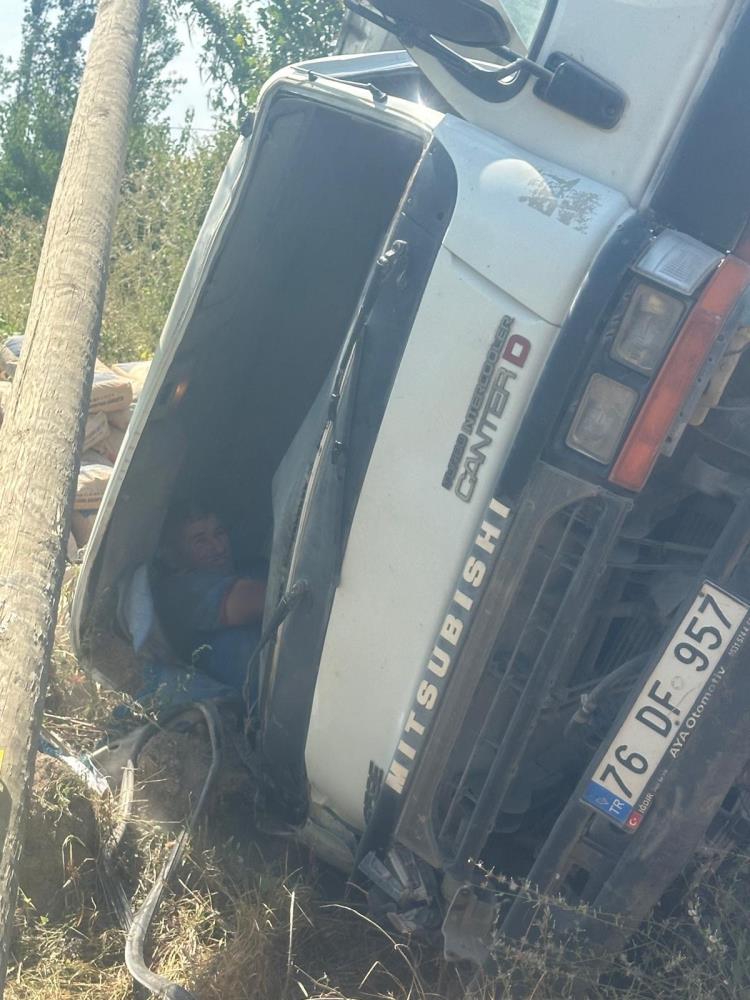 Iğdır’da virajı alamayan kamyon elektrik direğine çarptı