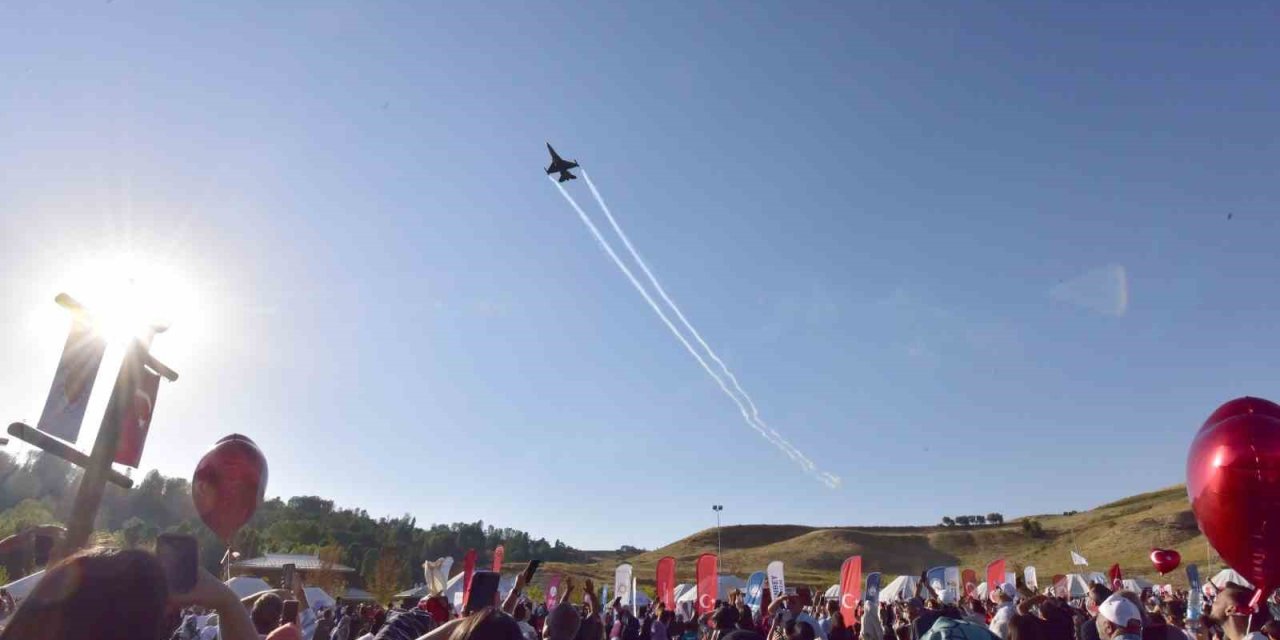 Ahlat’ta SOLOTÜRK gösterisi nefes kesti